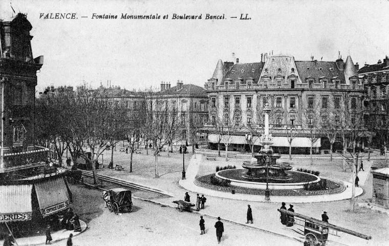 Valence.- La Fontaine Monumentale (1887), à gauche l'entrée des Nouvelles Galeries.