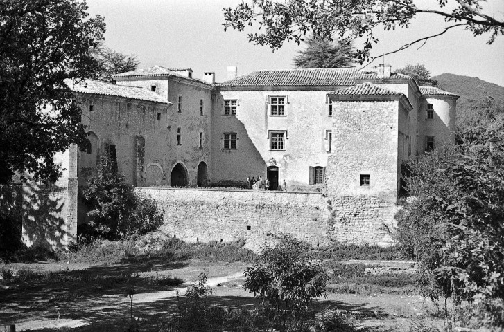 Montjoux. - La façade est du château (XVe s.).