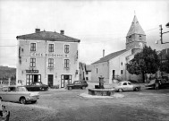 Saint-Julien-en-Vercors.- Vue de la place de l'église Saint Julien et de la fontaine.