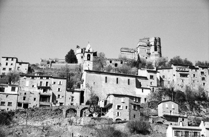 Montbrun-les-Bains.- Vue du village et des travaux de consolidation du château, obturation de la grande brèche sud.