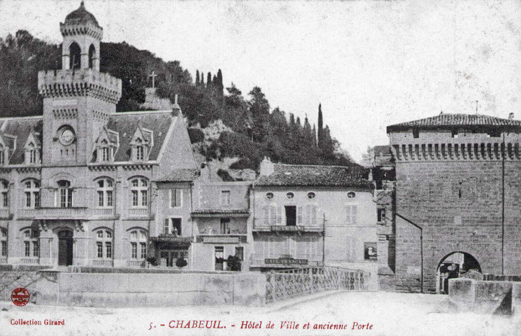 La mairie et la porte.