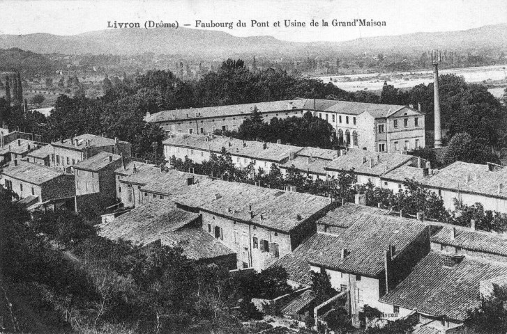 Le faubourg du Pont, l'actuelle avenue Joseph Combier et au deuxième plan l'usine de la Grande Maison.