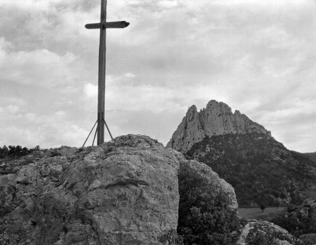 Buis-les-Baronnies. - Le rocher de Saint-Julien.