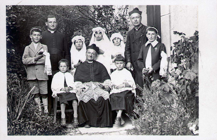 Communion.- Au centre Antoine Filliat, curé de Rémuzat.