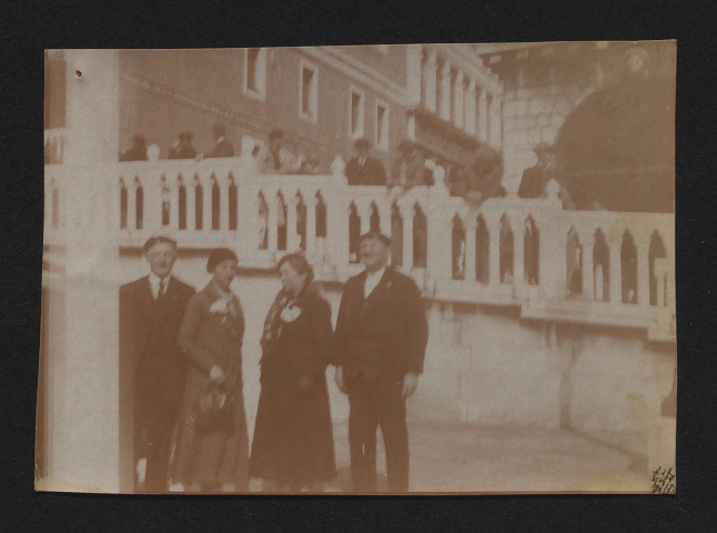 Marguerite Verguet avec des membres de l'UMAC en Italie.