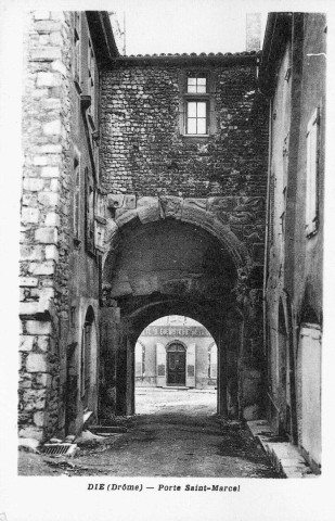 La porte Saint-Marcel est un ancien arc de triomphe romain dédié à Mars.