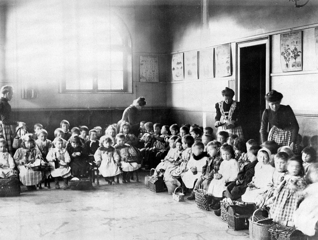 Évreux (Eure).- Goûter des élèves de l'école maternelle.