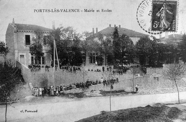 Portes-lès-Valence.- La mairie et les écoles construction de 1882.