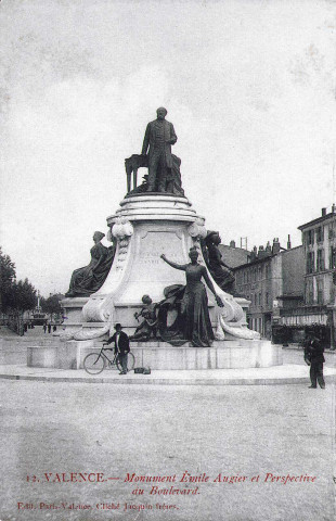 Le monument d’Émile Augier (1897) place de la République.