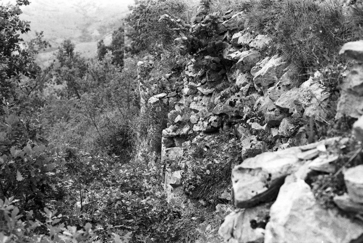 Rochebrune. - Mur de soutènement éboulé sous chevet de l'église Saint-Michel.