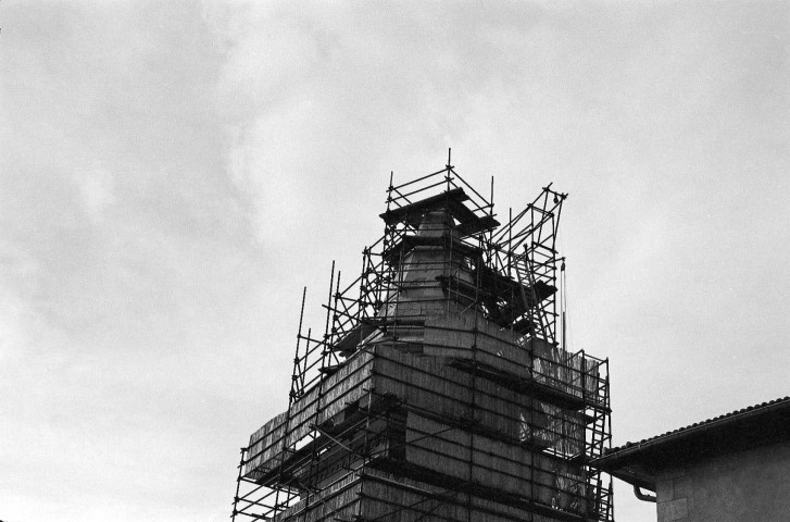 Mours-Saint-Eusèbe. - Le clocher de l'église Notre-Dame en travaux, en novembre 1977.