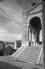 Chabeuil. - Le porche de l'église Saint Jean Baptiste