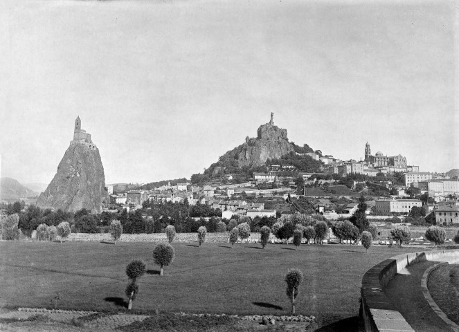 Le Puy-en-Velay (Haute-Loire).- La chapelle Saint-d'Aiguilhe, le rocher Corneille, la statue de la Vierge et la cathédrale Notre-Dame.