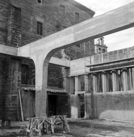 Bouchet. - Construction contre l'abbaye.