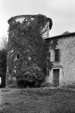 Montclar-sur-Gervanne. - La tour sud-est du château de Vachères.