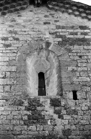 Rochebaudin. - Fenêtre façade occidentale de la chapelle du cimetière.