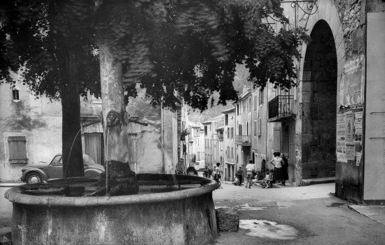 Châtillon-en-Diois. - La fontaine de la place Reviron.