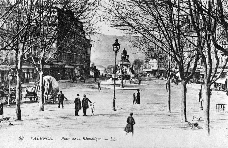 Valence.- La place de la République.