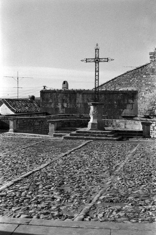 Grignan. - Le parvis de la collégiale Saint-Sauveur.