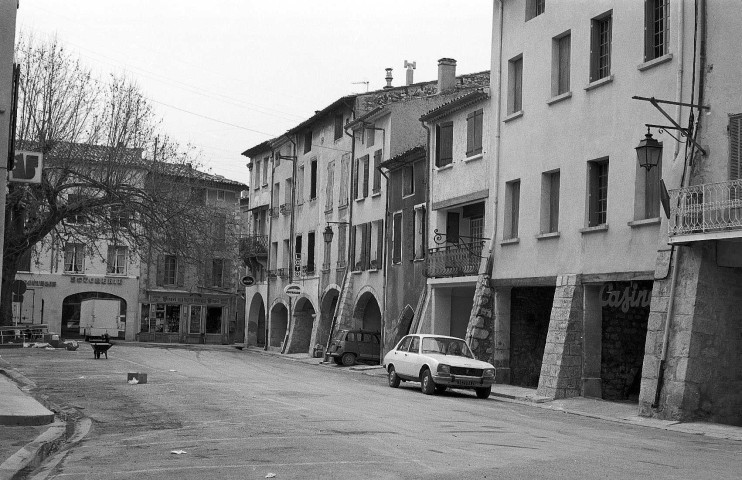 Buis-les-Baronnies. - Arcades au sud de la place du Marché.