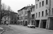 Buis-les-Baronnies. - Arcades au sud de la place du Marché.