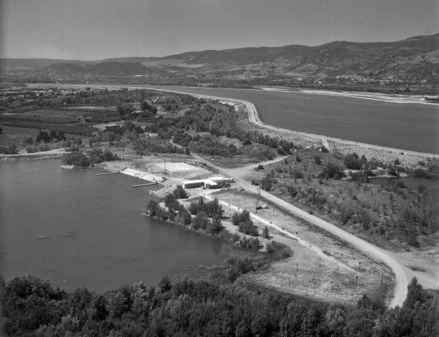 Montélimar. - Vue aérienne de la base de loisirs et du plan d'eau de Montmeillan.