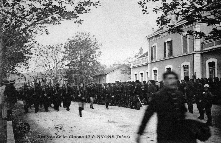 Chasseurs Alpins de la classe de 1917 devant à la gare.