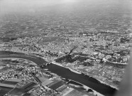 Vue aérienne de la ville, de Granges en Ardèche et du pont sur le Rhône bombardé le 15 août 1944 par les américains.
