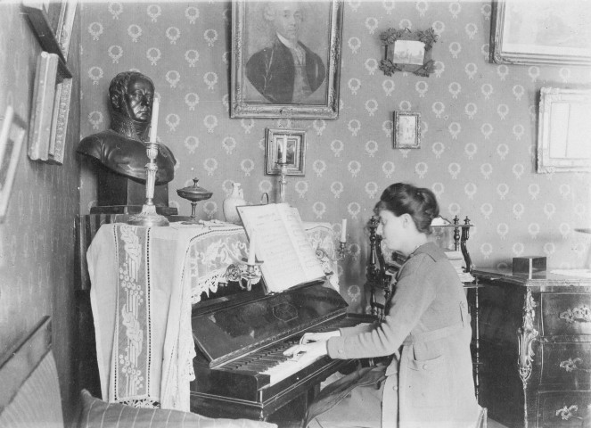 Charols, château de Salettes. - Marthe de Courtois jouant du piano dans le salon.