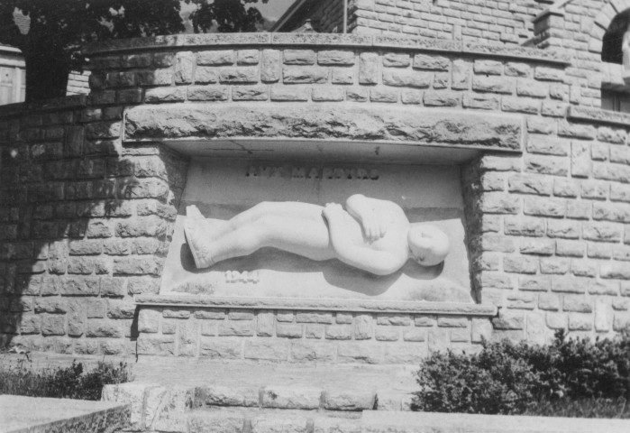 37. Brigade de La Chapelle-en-Vercors. Nature de la commémoration : monument. Lieu : Vassieux, église. Circonstances : monument commémoratif des 750 martyrs du Vercors.