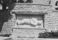 37. Brigade de La Chapelle-en-Vercors. Nature de la commémoration : monument. Lieu : Vassieux, église. Circonstances : monument commémoratif des 750 martyrs du Vercors.