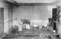 Salle de douche de l'établissement thermal des Baumes.