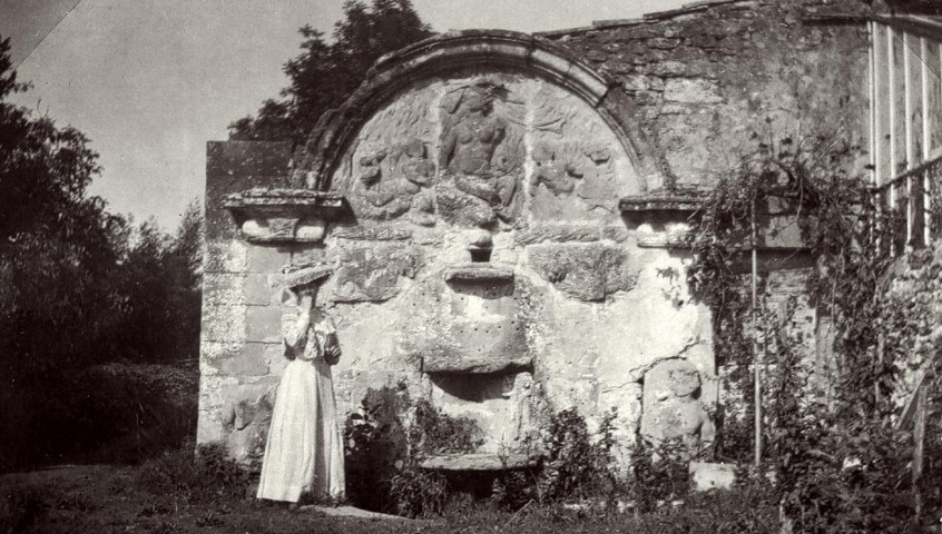 Peyrins. - Une femme dans le jardin du château de Sallmard.