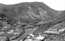 Dieulefit. - Vue aérienne des alentours de la ville et de la montagne Saint-Maurice.