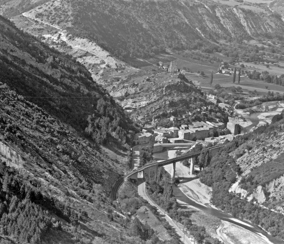 Vue aérienne du village et du pont sur la Drôme.