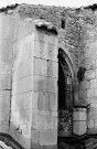 Donzère. - Contrefort et fenêtre façade sud de l'église Saint-Philibert.