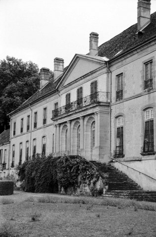 Triors.- Façade sud du château.