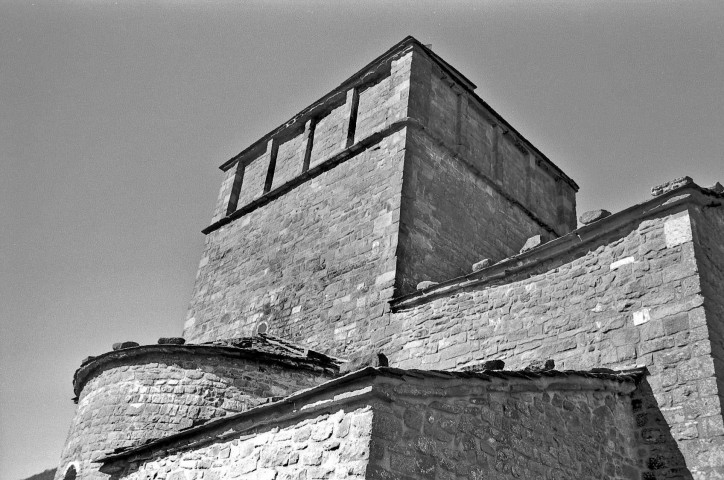 Comps. - Angle nord du clocher de l'église Saint-Pierre-et-Paul.