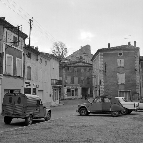 Étoile-sur-Rhône.- Grande Rue.