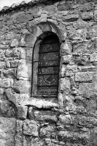 Claveyson. - Fenêtre en façade sud de l'ancien prieuré de Saint-Andéol.