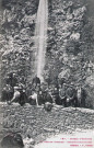 Promeneurs devant la cascade de la grande Pissoire.