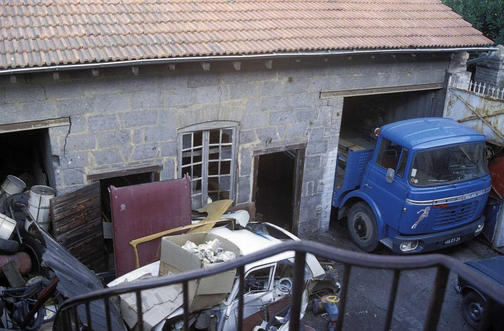 Erôme.- L'usine à pipes, transformée en garage.