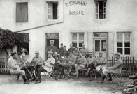 Sous-officiers du11ème régiment de dragons à une terrasse de café.