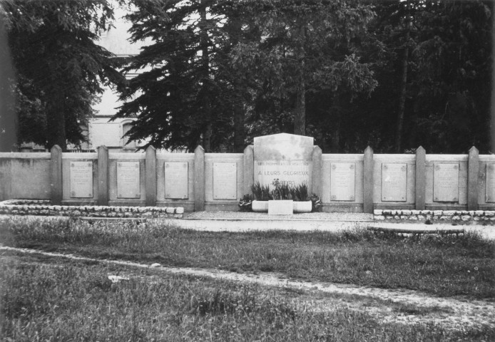 17. Brigade de Saint-Nazaire-en-Royans. Nature de la commémoration : monument. Lieu : Saint-Nazaire, place du Champ de Mars, mur du château. Nombre de victimes, fusillées : 40. Circonstances : entre le 29 juillet et le 5 août 1944 40 combattants sont faits prisonniers et fusillés par les troupes allemandes.