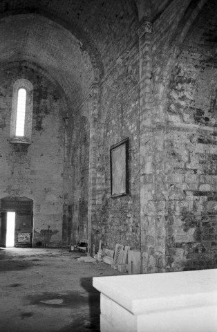 Lachau.- La nef et le porche de la chapelle Notre-Dame de Calma.