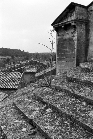 Saint-Restitut. - Détail de la couverture du chevet de l'église Saint-Restitut, avant travaux.