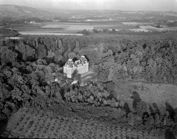 Beausemblant.- Vue aérienne du château de Senaud.
