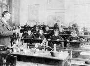 Crest.- Cours de chimie à l'école primaire supérieure de garçons.