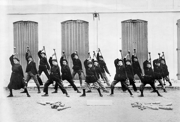 Saint-Pierre d'Irube (Basses-Pyrénées).- Cours de gymnastique à l'école communale de garçons.