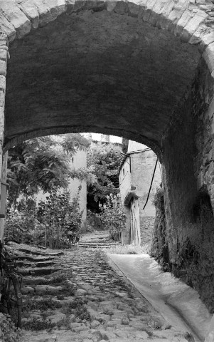 La Bégude-de-Mazenc. - Une ruelle de l'ancien village Châteauneuf-de-Mazenc.